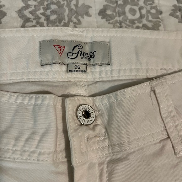 Lowrise white Guess shorts - Picture 3 of 3